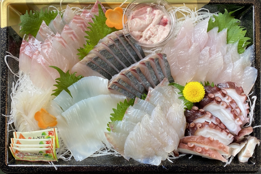 刺身盛り合わせ　2月　ウマヅラハギ　肝付　マダコ　ヤリイカ　ﾁｶﾒｷﾝﾄｷ　ヒラメ昆布〆